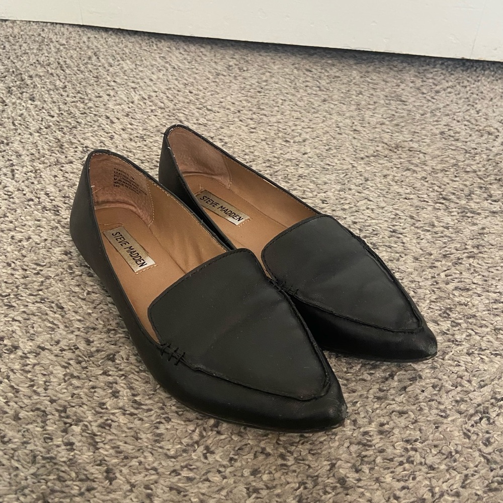 Black Steve Madden pointed toe loafer-style flats ✨